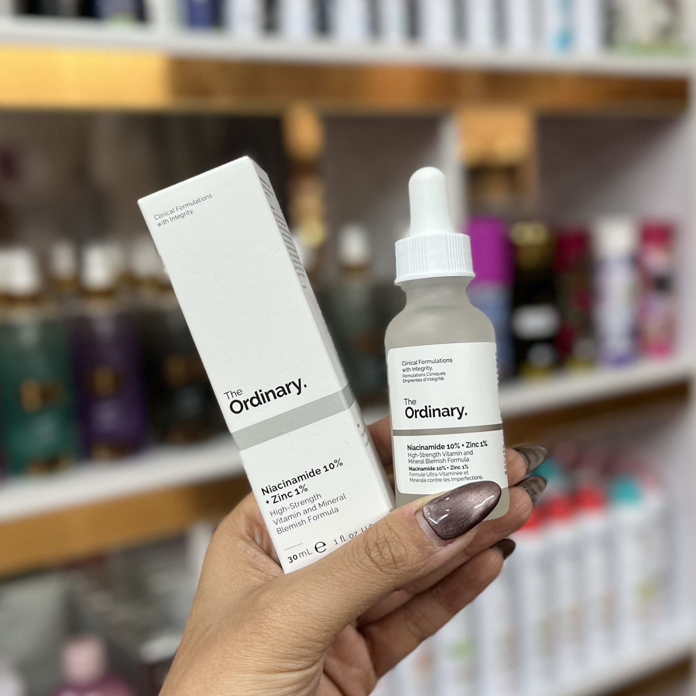 IMG_0139 نام محصول: سرم نیاسینامید اوردینری — Niacinamide 10% + Zinc 1% حجم: 30 میل ویژگی اصلی: کاهش منافذ، تنظیم چربی و بهبود بافت پوست ترکیبات کلیدی: نیاسینامید ۱۰٪ + زینک (Zinc PCA) ۱٪ مناسب برای: پوستهای مستعد جوش، چرب و مخلوط تضمین اصالت: این محصول اورجینال و کنترلشده عرضه میشود